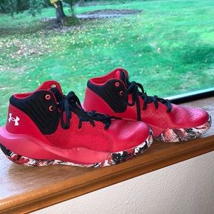 Under Amour Youth basketball shoe•size 5Y•red/black